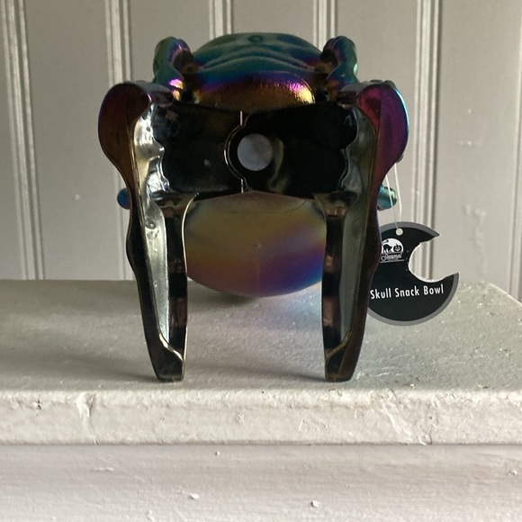 NWT Green Iridescent Oil Slick Skull 💀 in Hands Snack or Candy Bowl Decoration - Picture 13 of 17